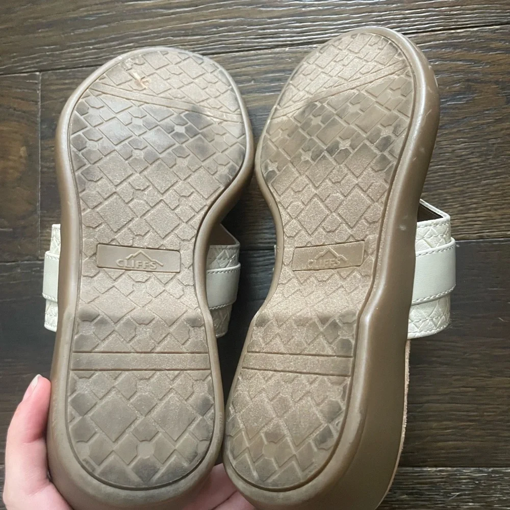 CLIFFS by White Mountain Benedict Mini‎ Wedge Woven Taupe Sandal